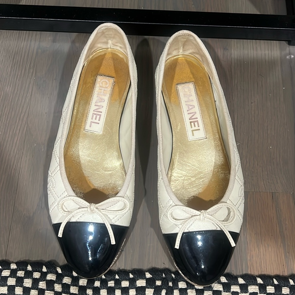 Authentic Chanel ballet flats worn couple of times . In pristine condition !